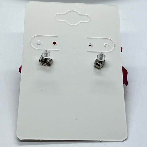 Cute Maroon/White Faux Flower Silver Push Back Stud Earrings A-09 - Picture 6 of 6